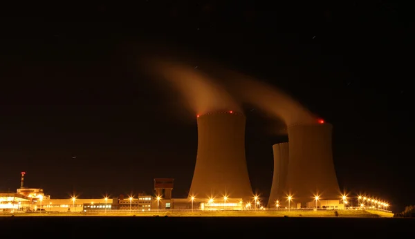 Central nuclear à noite - Temelin, República Checa — Fotografia de Stock