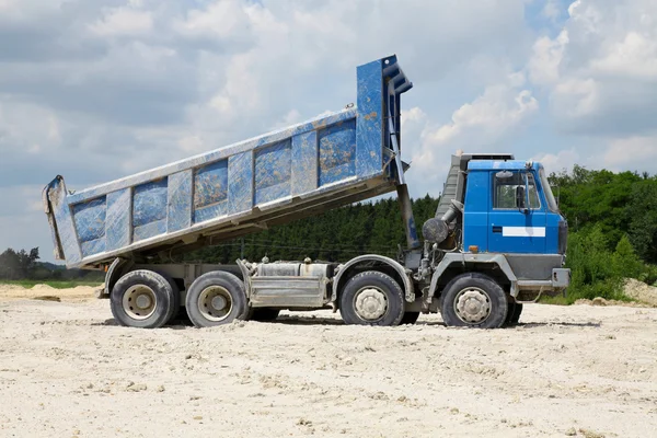Caminhões de carga com corpo basculante — Fotografia de Stock