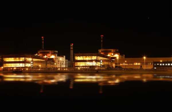 Central nuclear à noite - Temelin, República Checa — Fotografia de Stock