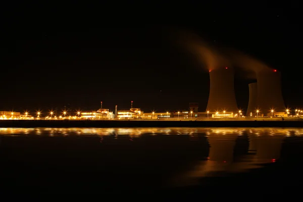 核电站在晚上-梅林，捷克共和国 — 图库照片