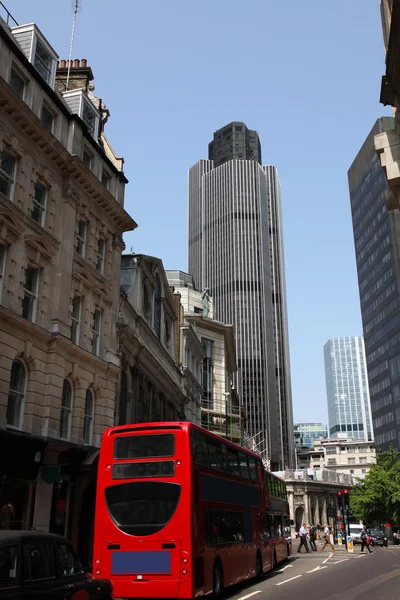 Straat in Londen, rode vintage bus, Engeland — Stockfoto