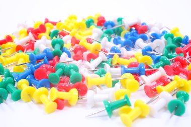 Beyaz arka plan üzerinde izole renkli raptiyeler