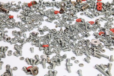 Beyaz arkaplanda cıvatalar ve fındıklar izole