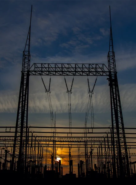 Central elétrica em um fundo por do sol — Fotografia de Stock