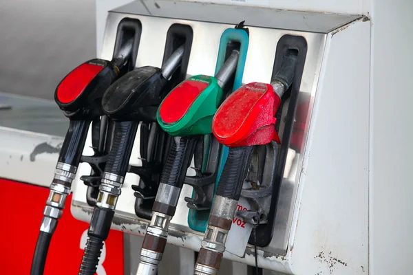 Pompmondstukken bij het benzinestation — Stockfoto