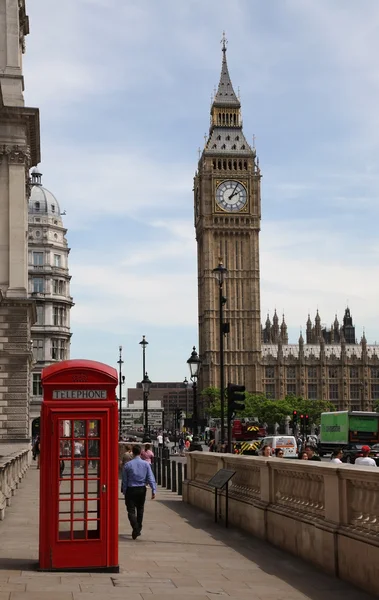 LONDON - JULY 25: London traffic with red phone booth  and Big Ben on July 25, 2013 in London, England — Stock Photo, Image