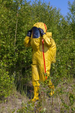 Evrak Çantası'nda koruyucu hazmat uygun olan adam.