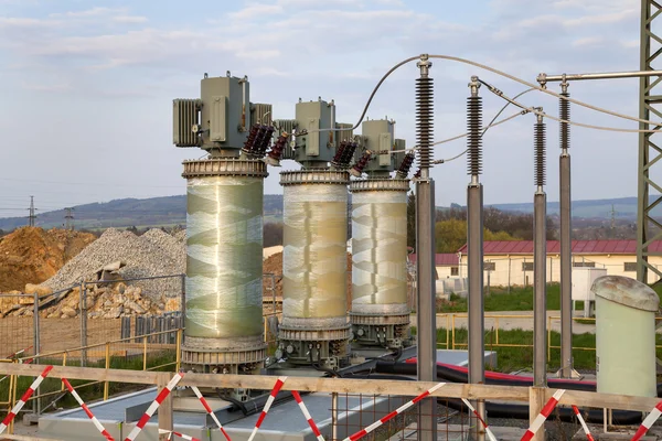 Bygga på en hög spänning transformatorstation — Stockfoto