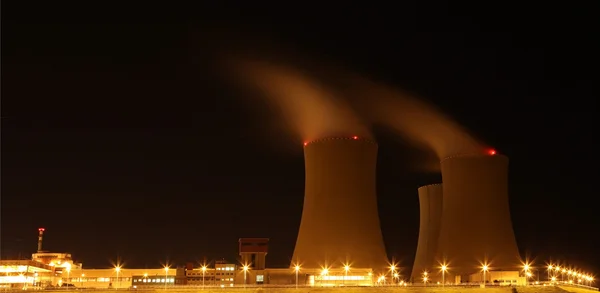 核电站在晚上-梅林，捷克共和国 — 图库照片