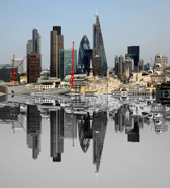 La City di Londra è uno dei principali centri di finanza globale, tra cui Tower Gherkin, Willis Building, Stock Exchange Tower e Lloyds di Londra e Canary Wharf sullo sfondo . — Foto Stock