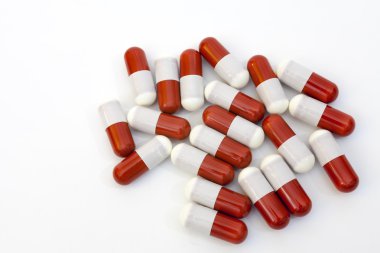 Beyaz arka plan üzerinde izole kırmızı tıbbi kapsül yakın çekim