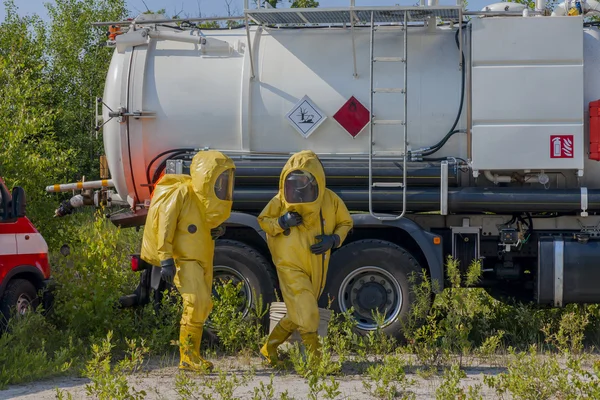 Evrak Çantası'nda koruyucu hazmat uygun ile mans.