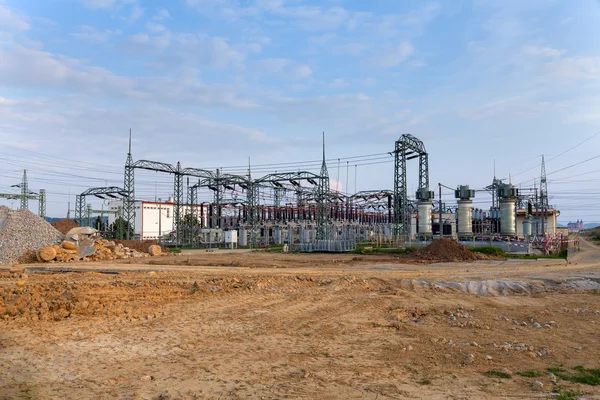 Sottostazione del trasformatore di potenza ad alta tensione, campo, cielo blu — Foto Stock