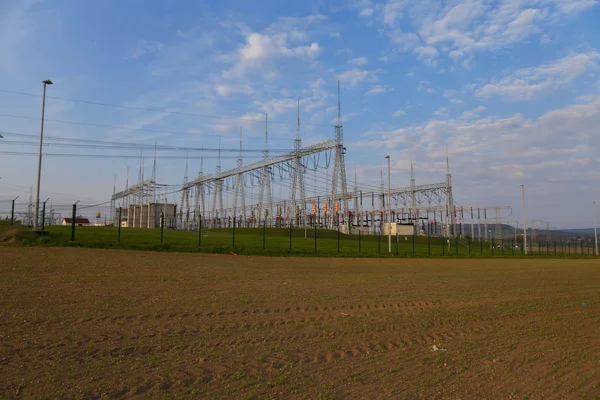 Subestación de transformador de potencia de alto voltaje, campo, cielo azul — Foto de Stock