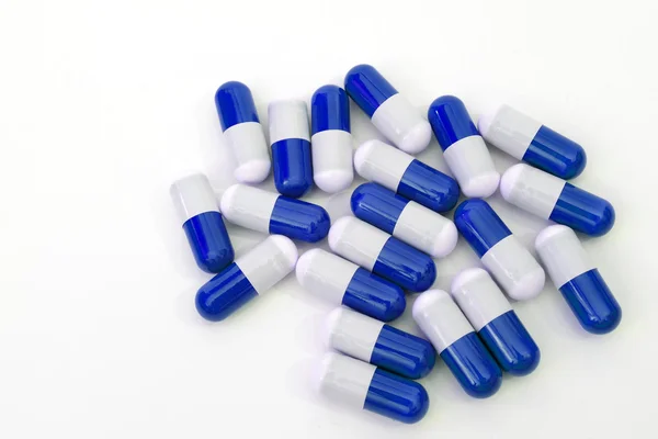 Gros plan des capsules médicales bleues isolées sur fond blanc — Photo