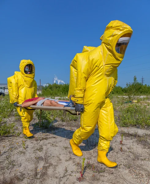 Koruyucu tehlikeli madde takım elbise, mavi gökyüzünde mans