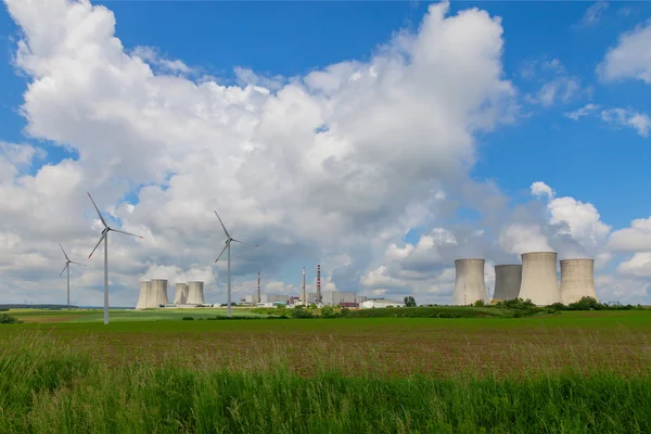 Central nuclear Dukovany en República Checa Europa, turbinas eólicas — Foto de Stock