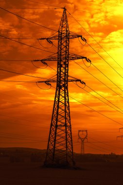 Gün batımında elektrik hattı