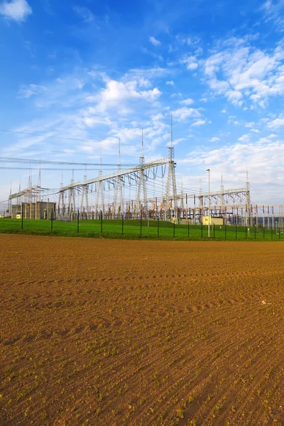 Construyendo en una subestación de alto voltaje — Foto de Stock