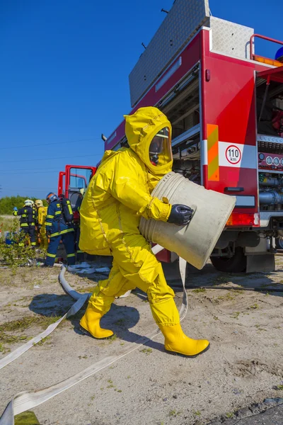 Evrak Çantası'nda koruyucu hazmat uygun olan adam