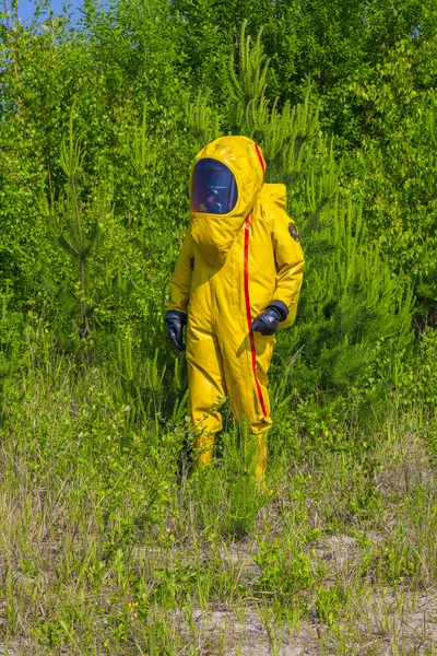 Hombre con maletín en traje protector de materiales peligrosos — Foto de Stock