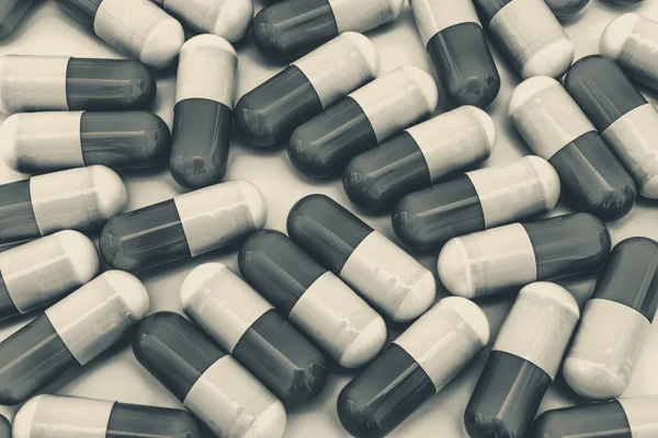 Tabletki izolowane na białym tle — Zdjęcie stockowe