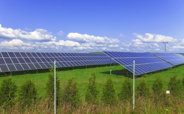 Mavi gökyüzü ile güneş enerjisi panelleri