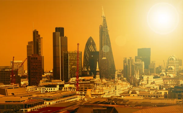 City of London is een van de belangrijkste centra van globale financiering. Deze visie omvat Tower Gherkin, Willis Building, Stock Exchange Tower en Lloyds of London en Canary Wharf op de achtergrond. — Stockfoto