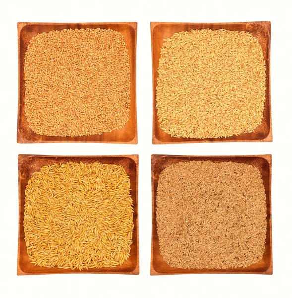 Seleção de grãos e cereais em tigelas sobre fundo branco — Fotografia de Stock
