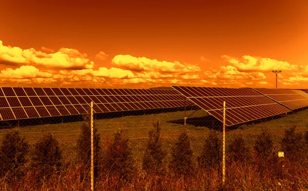 Solenergi paneler i solnedgången — Stockfoto