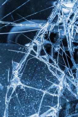 Siyah arabaya trafik kazası, kırık ön cam