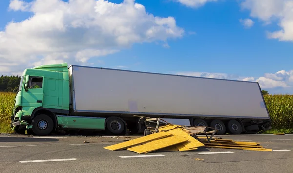 Uma vista de caminhão em uma estrada em um acidente — Fotografia de Stock