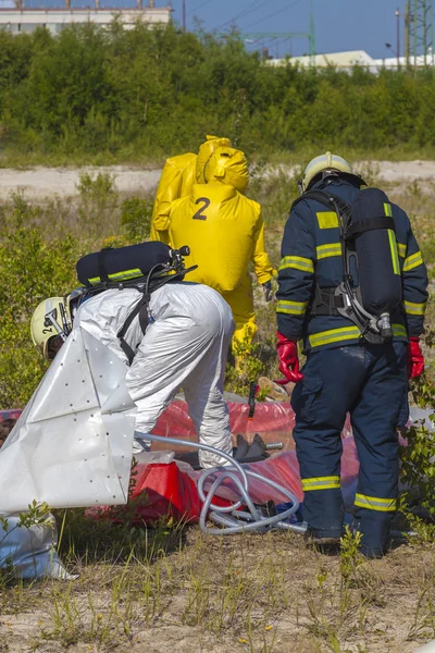 Hazmat teammedlemmar har bär skyddande passar för att skydda dem från farliga material — Stockfoto