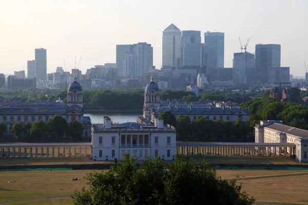 Greenwich Park, Canary Wharf, Wren's Architecture and the London Skyline from Greenwich Observatory. — Stock Photo, Image