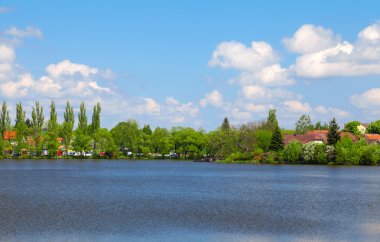 Köy gölet, ağaçlar ve mavi gökyüzü, Çek Cumhuriyeti