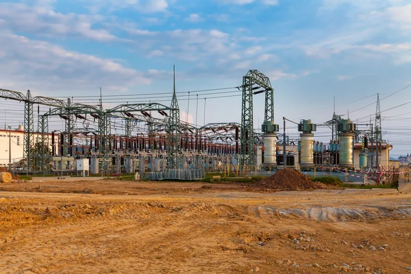 Hoogspanning macht transformator onderstation, veld, blauwe hemel — Stockfoto