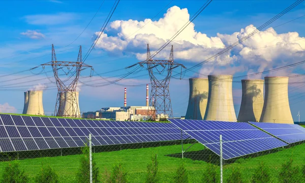 Painéis de energia solar antes de uma central nuclear Dukovany — Fotografia de Stock