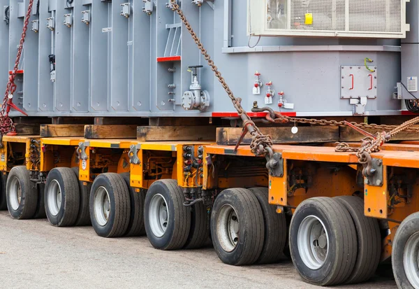 Transport of heavy, oversized loads and construction machinery — Stock Photo, Image