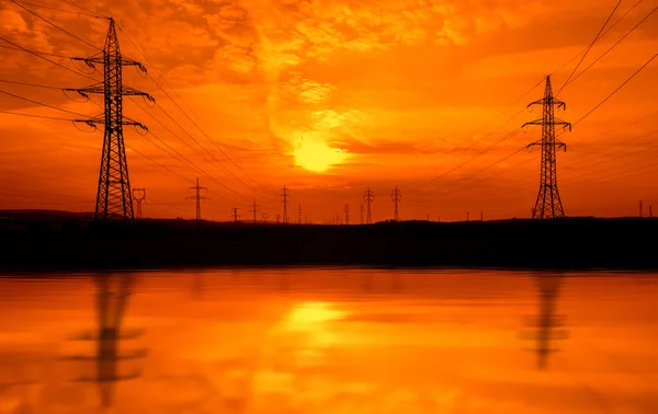 Kraftledningar vid solnedgången — Stockfoto