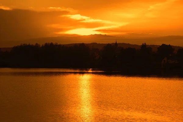 Vacker solnedgång över sjön. Panoramautsikt. — Stockfoto