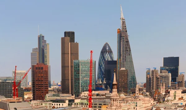 City of London is een van de belangrijkste centra van globale financiering. Deze visie omvat Tower Gherkin, Willis Building, Stock Exchange Tower en Lloyds of London en Canary Wharf op de achtergrond.. — Stockfoto