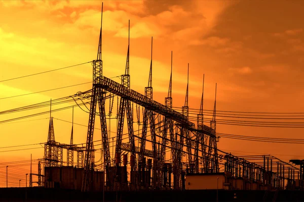 Sottostazione trasformatore di potenza ad alta tensione, tramonto — Foto Stock