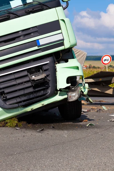 En bild av lastbil på en motorväg i en olycka — Stockfoto