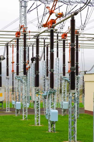 Düğmeleri ve bağlantıyı kesen yüksek gerilimli alt istasyonun bir parçası