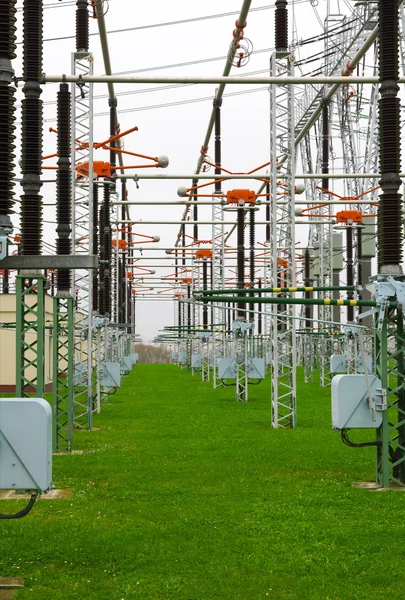 Onderdeel van een hoogspanningsonderstation met schakelaars en disconnectoren — Stockfoto