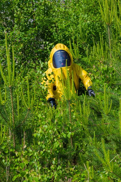 Mans s aktovkou v ochranné hazmat obleku — Stock fotografie