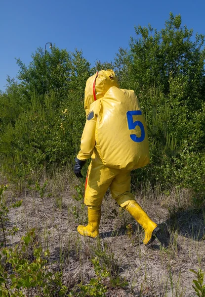 Homme avec mallette en combinaison de protection hazmat — Photo