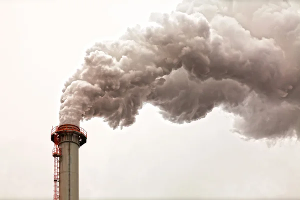 Close-up van vuile donkere wolken van de rook van een hoge industriële schoorsteen — Stockfoto