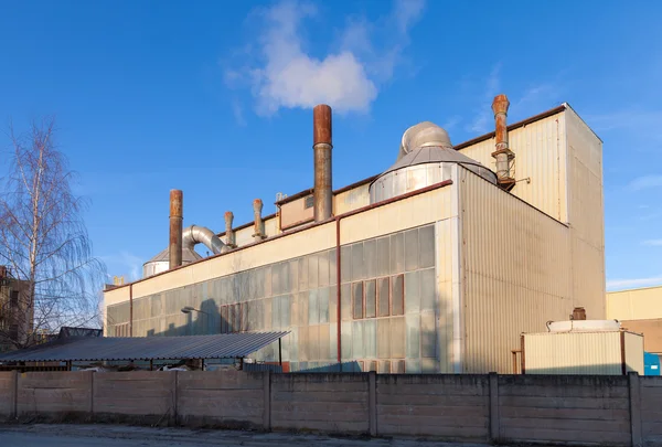 Industriebau und blauer Himmel — Stockfoto