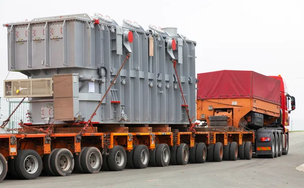 Transport of heavy, oversized loads and construction machinery — Stock Photo, Image